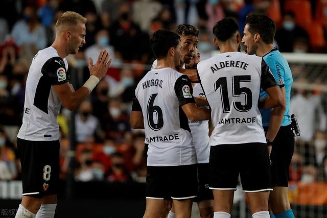 58岁意大利名宿佐拉现场观战卡利亚里vs国米